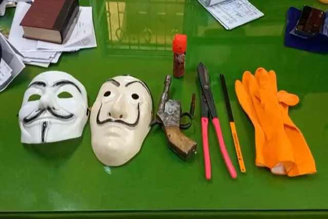 অস্ত্রসহ ৪ জনকে গ্রেফতার করল পুলিশ