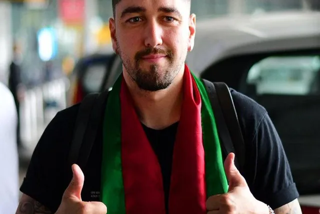 প্রতীক্ষার অবসান, শহরে চলে এলেন দিমিত্রি