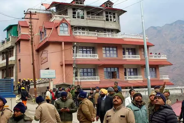 যোশীমঠে চলছে বিপজ্জনক হোটেল ভাঙার কাজ