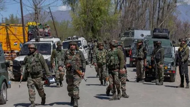 কাশ্মীরে নিহত সেনা জওয়ান, চালু গুলির লড়াই