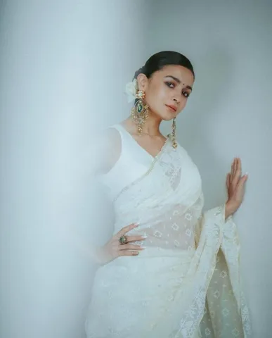 জন্মদিনে নতুন ছবির লুক প্রকাশ্যে আলিয়ার