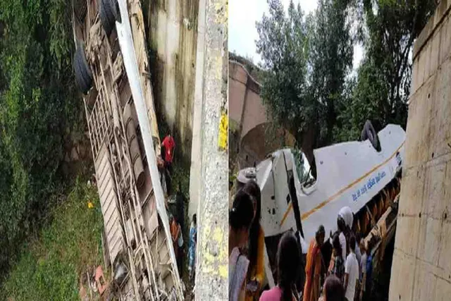 ব্রিজ থেকে নদীতে পড়ে গেলো বাস, মৃত ৭- দেখুন ভিডিও