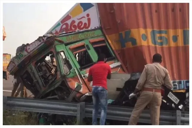 গাড়ি দুর্ঘটনায় নিহত ৪