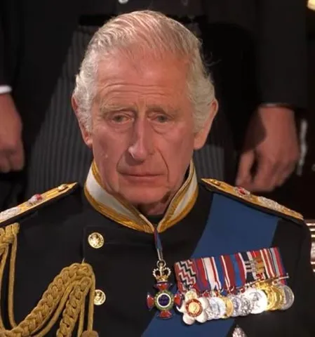 জাতীয় সংগীতের মাধ্যমে রানীর প্রতিশ্রুতির সমাপ্তি ঘটে