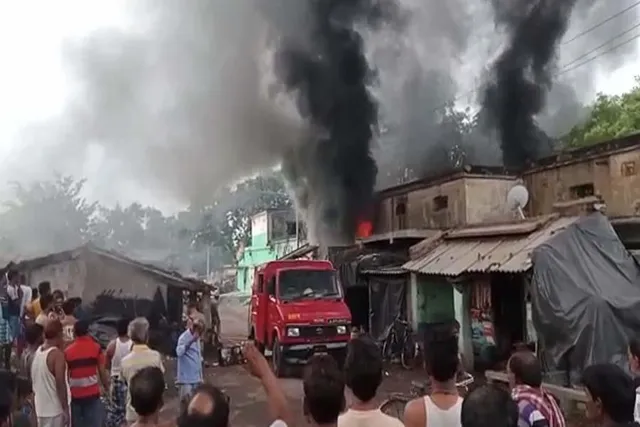 ট্রান্সফর্মার বিস্ফোরণের ফলে আগুন, ছড়াল আতঙ্ক