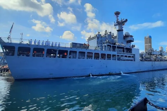 বিপুল ওষুধ নিয়ে শ্রীলঙ্কা পৌঁছাল ভারতের 'INS Gharial'