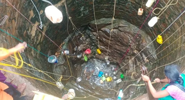 ১ বালতি পানীয় জলের জন্য জীবন বিপন্ন করছে মহারাষ্ট্রের খাদিয়াল গ্রামের মানুষ