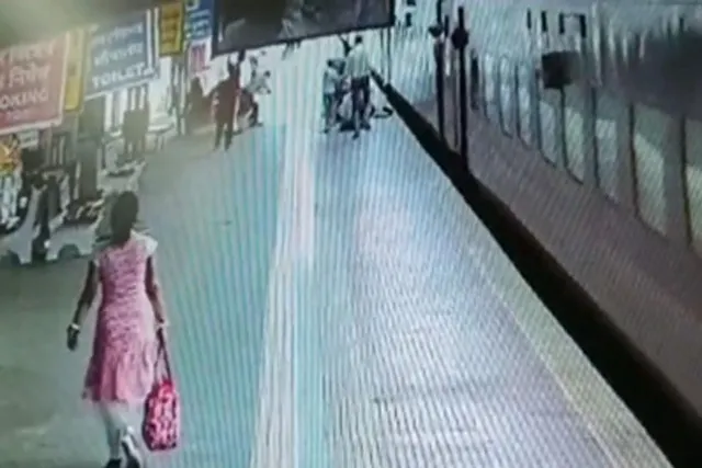 চলন্ত ট্রেনে উঠতে গিয়ে বিপত্তি, মৃত্যুর মুখ থেকে যাত্রীকে ফিরিয়ে আনলেন কনস্টেবল