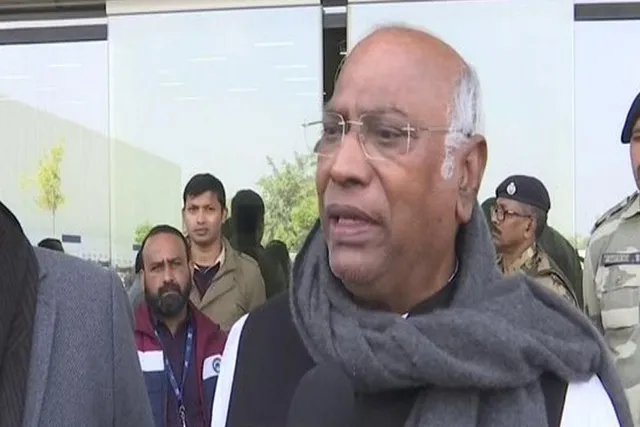 কেন্দ্র শুধু অভিশাপ দিচ্ছেঃ মল্লিকার্জুন খাড়গে