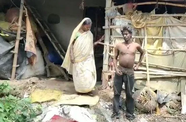 লোহার শিকলে বাঁধা মানসিক ভারসাম্যহীন ছেলে, ভিক্ষে করছেন বৃদ্ধা মা