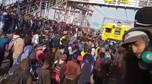 ট্রেন বাতিলের জেরে বিক্ষোভে নিত্যযাত্রীরা