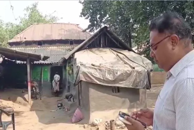 জেলা শাসকের নির্দেশে গ্রামে গ্রামে ঘুরছেন বিডিওরা