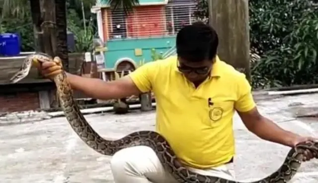 ধূপগুড়ির গ্রাম থেকে উদ্ধার অজগর