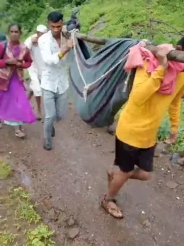 রাস্তা নেই, লাঠিতে কম্বল জড়িয়ে গর্ভবতী মহিলাকে ঝুলিয়ে নিয়ে যাওয়া হল হাসপাতালে