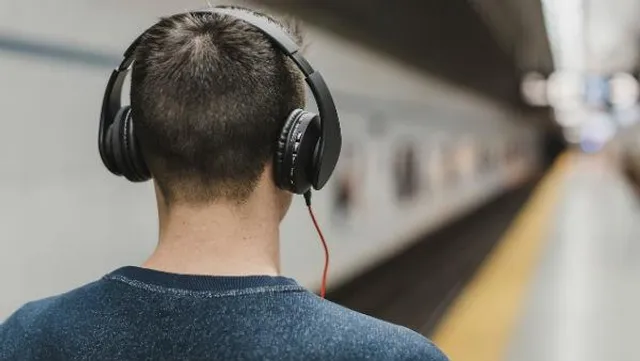 অতিরিক্ত হেডফোন ব্যবহার করলে ঘটতে পারে চরম বিপদ