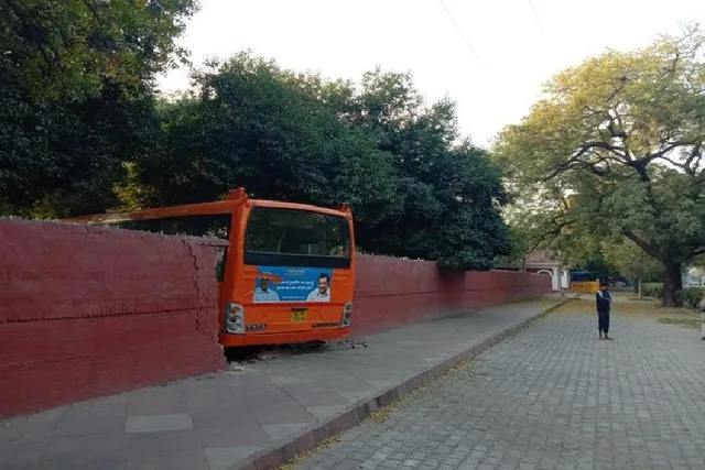 ভয়াবহ সড়ক দুর্ঘটনা দিল্লিতে, প্রাচীর ভেঙ্গে গোরস্থানে প্রবেশ বাসের