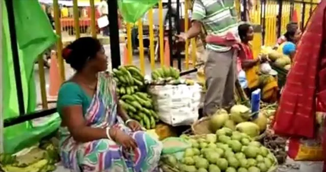 দেবী লক্ষ্মীর আরাধনা করতে গিয়ে পকেটে টান মধ্যবিত্ত বাঙালির