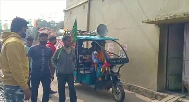 নিজেই টোটো চালিয়ে প্রচার সারলেন বিজেপি প্রার্থী