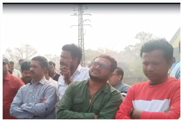 এলাকায় জলের সরবরাহ বন্ধ, প্রতিবাদে শ্রমিক এবং স্থানীয়রা