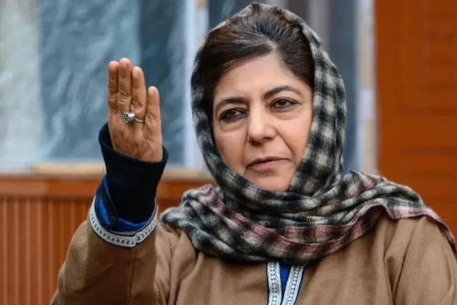 'হিন্দু-মুসলিমদের মধ্যে বিদ্বেষ ছড়িয়ে সরকার নিজেদের ব্যর্থতা লুকিয়ে রাখছে': মেহবুবা মুফতি