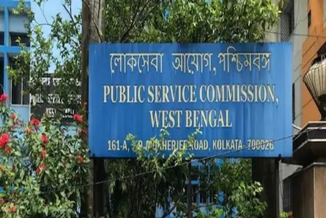 পিএসসি দফতরের সামনে বিক্ষোভ অবস্থান