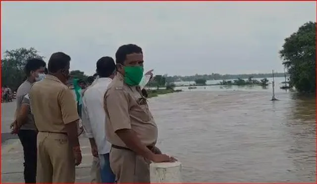 বন্যার জল পেরোতে গিয়ে তলিয়ে গেলেন ১ ব্যক্তি