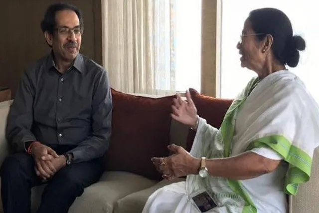 উদ্ধব সরকারের পাশে দাঁড়ালেন মমতা