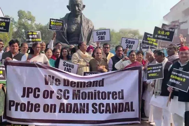 আদানি ইস্যু নিয়ে গান্ধী মূর্তির কাছে প্রতিবাদ প্রদর্শন বিরোধীদের