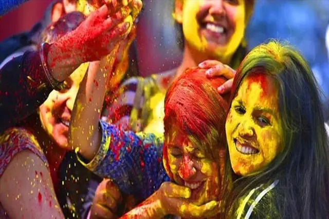 রঙের উৎসবে মাতল ওপার বাংলাও