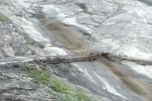 ভূমিধসের ফলে ক্ষতিগ্রস্ত অমরনাথ যাত্রাপথের ২ টি সেতু, দেখুন ভিডিও