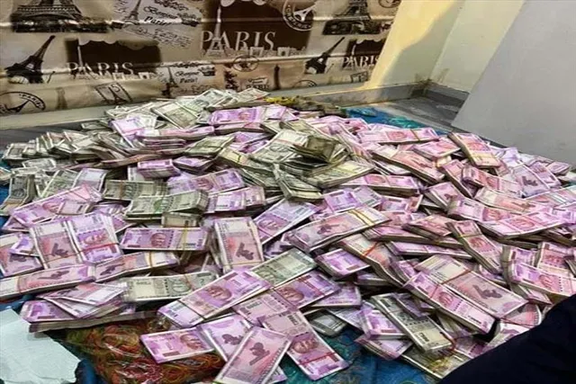 ৫ ঘণ্টা পরেও চলছে টাকা গোনার কাজ