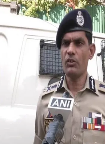 নিরাপত্তা কর্মীদের অস্ত্র ছিনিয়ে নেওয়া সন্ত্রাসীকে আটক করেছে পুলিশ