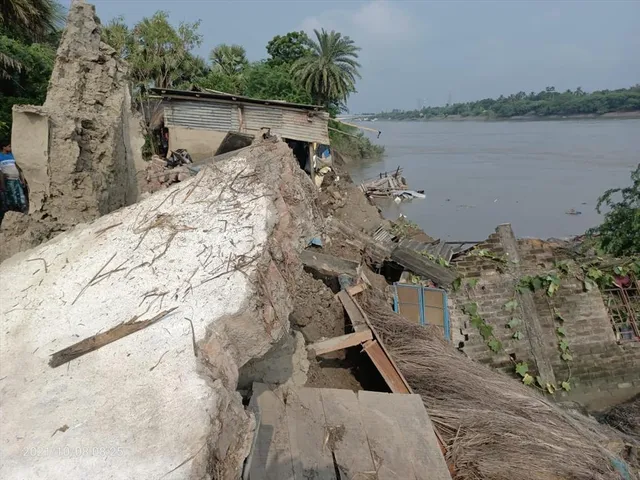 পুজোর মুখে নদীতে ধসে তলিয়ে গেল ১৫-২০টি বাড়ি