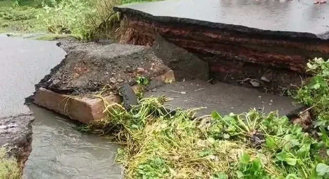 রানীগঞ্জে জলের তোড়ে ভেঙে গেল রাস্তা