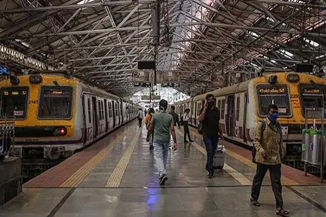 প্রযুক্তিগত ত্রুটির কারণে ব্যাহত লোকাল ট্রেন পরিষেবা