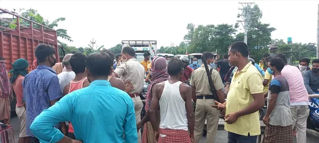 সাতদিন থেকে বিদ্যুৎ না থাকায় ৩১  নম্বর জাতীয় সড়ক অবরোধ