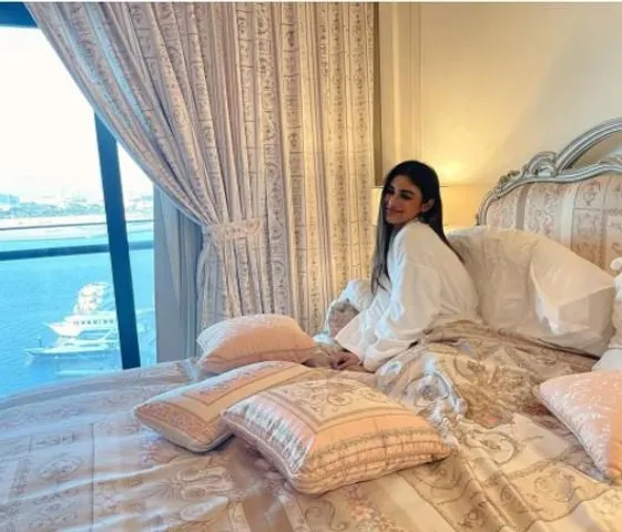 বেডরুমে উঁকি!