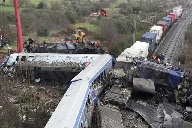 গ্রিসে ভয়াবহ ট্রেন দুর্ঘটনায় স্টেশন ম্যানেজারকে  গ্রেফতার
