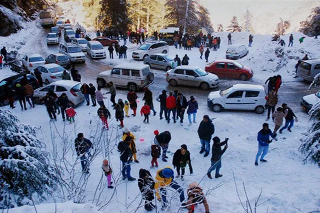 তুষারপাত অব্যাহত থাকায় শিমলায় বাড়ছে পর্যটকদের ভিড়