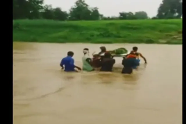 প্রাণের ঝুঁকি নিয়ে গর্ভবতী মহিলাকে বাঁচালেন গ্রামবাসী, রইল ভিডিও