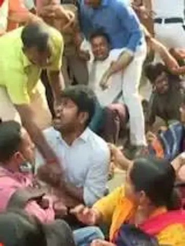 কালীঘাটে মেট্রো স্টেশনের কাছে বসে  পড়ে বিক্ষোভ