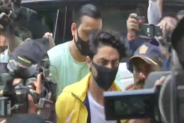 এনসিবি দফতরে হাজিরা দিলেন আরিয়ান খান