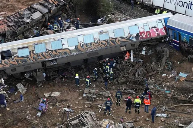 গ্রিসের  ট্রেন দুর্ঘটনায় নিহত বেড়ে ৩৬ জন