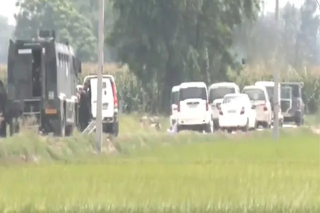 পুলিশ গ্যাংস্টারদের মধ্যে এনকাউন্টার শুরু