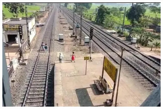 আত্মহত্যা না দুর্ঘটনা? রেল লাইনের ধারে রহস্যে মোড়া যুবকের মৃতদেহ