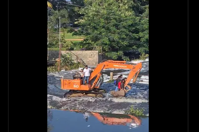 প্লাবিত এলাকায় পারাপার চলছে বুলডোজারে! ভিডিও রিটুইট করলেন আনন্দ মাহিন্দ্রা