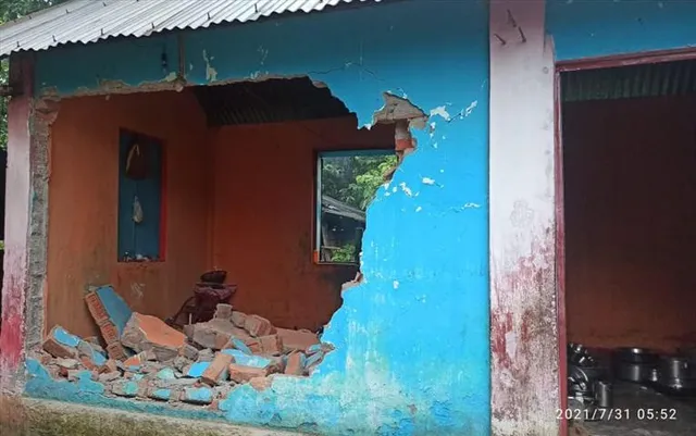 খাবারের খোঁজে জঙ্গল ছেড়ে লোকালয়ে হানা দিল বুনো হাতির দল