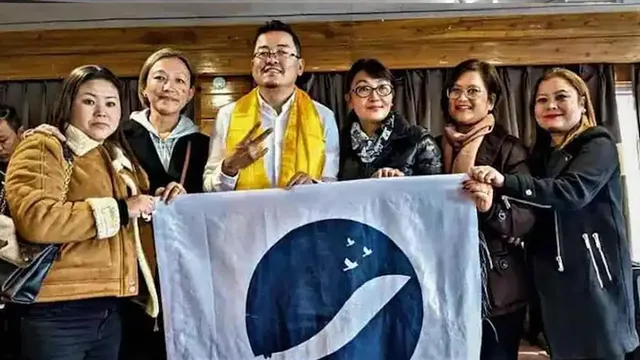 সবুজ ঝড়ের মাঝেই দার্জিলিং এ অন্য সুর