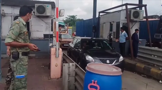 প্রায় ২৪ ঘণ্টা পর টোল নেওয়া শুরু হল ডেবরা টোল প্লাজায়