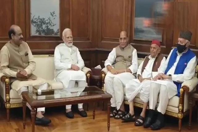 মুখোমুখি মোদী-মুলায়ম-ফারুক